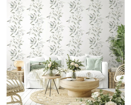 Woonkamer met bloemenbehang, bank, salontafel en decoraties voor een heldere en vriendelijke sfeer.