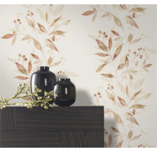 Twee zwarte vazen op een donkerhouten meubelstuk voor een muur met bladerbehang.