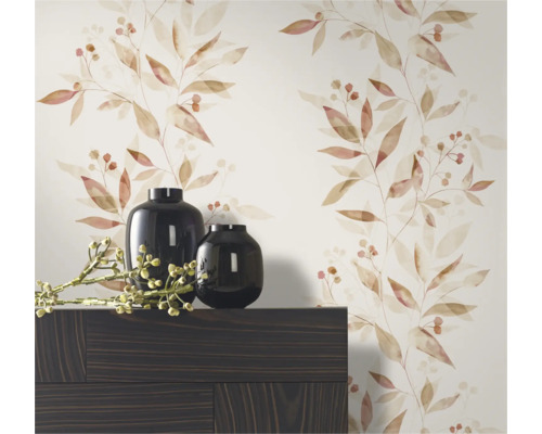 Twee zwarte vazen op een donkerhouten meubelstuk voor een muur met bladerbehang.