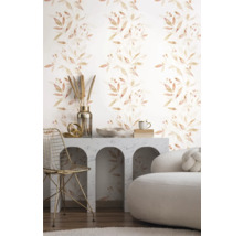 Kamer met bladeren behang, console, stoel en decoratie