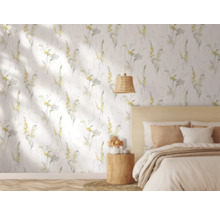 Slaapkamer met bloemenbehang, nachtkastje en bed