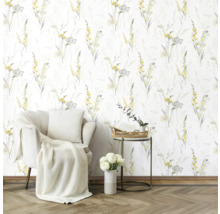 Kameroverzicht met bloemenbehang, fauteuil en bijzettafel