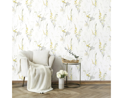 Kameroverzicht met bloemenbehang, fauteuil en bijzettafel