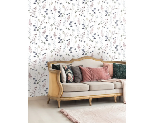 Woonkamer met bloemetjesbehang en bank