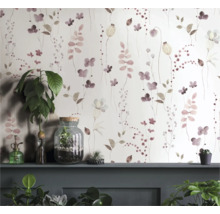 Decoratieve kamer met bloemenbehang en planten