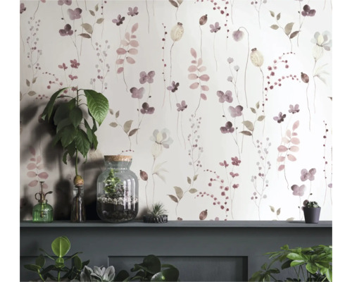 Decoratieve kamer met bloemenbehang en planten