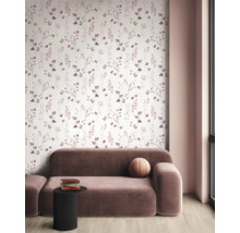 Woonkamer met bloemenbehang en een bruine bank.