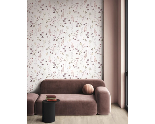 Woonkamer met bloemenbehang en een bruine bank.