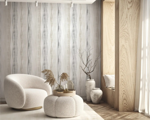 Woonkamer met fauteuil, hocker, behang en houten lambrisering voor een lichte sfeer.