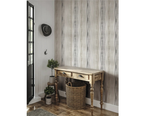 Entree met console, mand en behang met motief