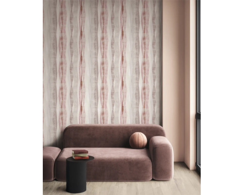 Woonkamer met patroonbehang en bankstel