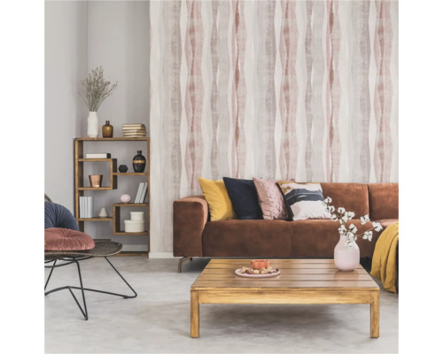 Woonkamer met bank, houten tafel, plank en behang met patroon