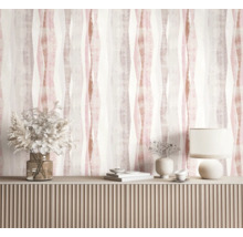 Interieur met patroonbehang, dressoir, lamp en decoratie