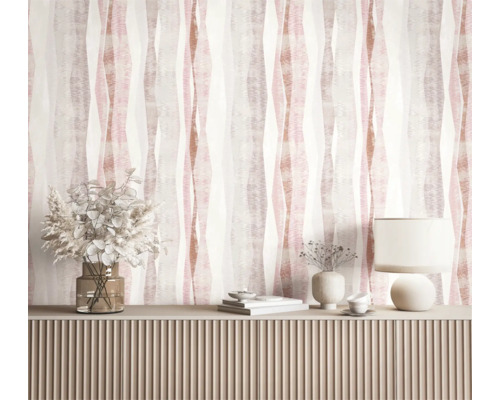 Interieur met patroonbehang, dressoir, lamp en decoratie