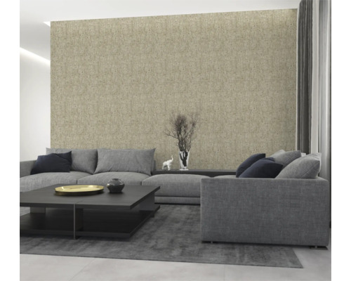 Woonkamer met grijze bank en patroonbehang