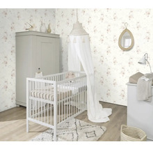 Lichte kinderkamer met ledikant, kledingkast, commode en behang met konijnenmotieven