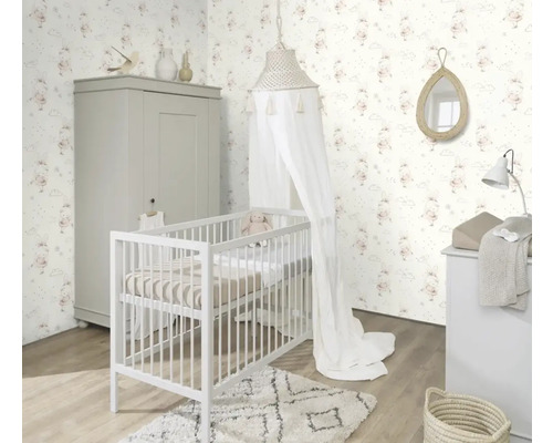 Lichte kinderkamer met ledikant, kledingkast, commode en behang met konijnenmotieven