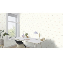 Lichte kamer met behang met hartjes, bureau en raam