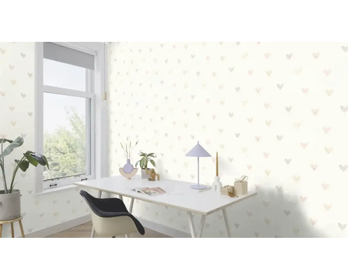 Lichte kamer met behang met hartjes, bureau en raam