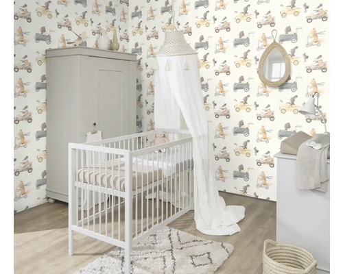 Kinderkamer met babybed, kast, commode en behang met dierenmotieven