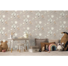 Kinderkamer met circusthema behang, tafel en speelgoed