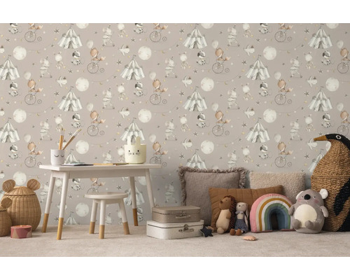 Kinderkamer met circusthema behang, tafel en speelgoed