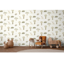 Kinderkamer met behang met safarimotieven, rotan mand en kinderwagen