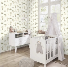 Babykamer met behang met patroon, ledikant en commode