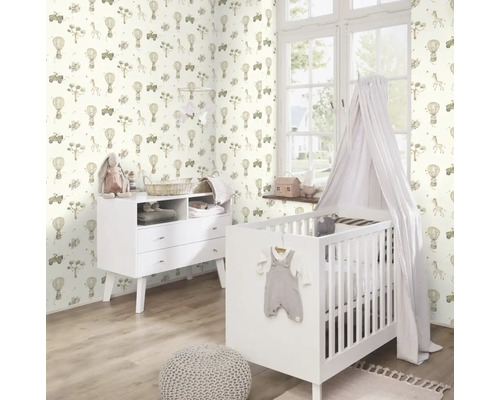 Babykamer met behang met patroon, ledikant en commode