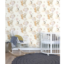 Kinderkamer met patroonbehang, schommelstoel en babybed