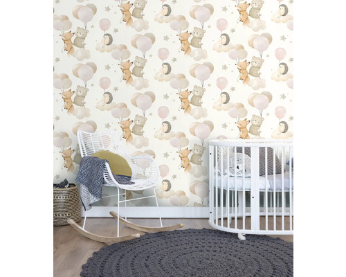 Kinderkamer met patroonbehang, schommelstoel en babybed