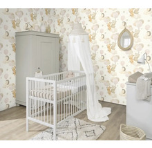 Babykamer met ledikant, commode, kledingkast en behang met dierenmotieven