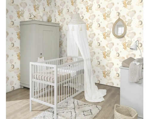 Babykamer met ledikant, commode, kledingkast en behang met dierenmotieven
