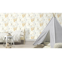 Kinderkamer met behang met dierenmotief, tipi-tent en bed