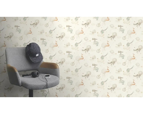 Scène met fauteuil, pet en behang met vliegtuigmotief