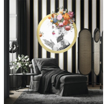 Elegant ingerichte woonkamer met chaise longue, kamerscherm en kunstwerk aan een gestreepte muur.