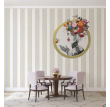 Eetkamer met ronde houten tafel, stoelen en kunstwerk aan de muur