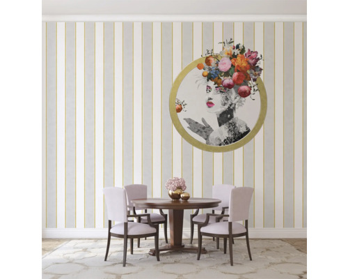 Eetkamer met ronde houten tafel, stoelen en kunstwerk aan de muur