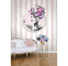 Decoratieve woonkamer met gestreept behang en bloemmotief