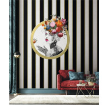Decoratieve woonkamer met gestreept behang en een ingelijste afbeelding van een vrouw met bloemen.