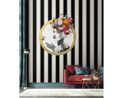 Decoratieve woonkamer met gestreept behang en een ingelijste afbeelding van een vrouw met bloemen.