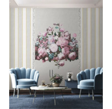 Decoratieve woonkamer met twee blauwe fauteuils, een salontafel en een groot bloemdessin op de muur