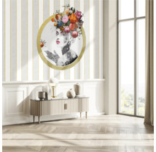 Woonkamer met decoratie, dressoir en muurschildering