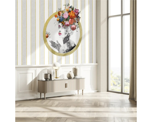 Woonkamer met decoratie, dressoir en muurschildering