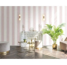 Woonkamer met gestreept behang, open haard, decoratieve tafels en kamerplant