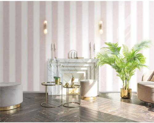 Woonkamer met gestreept behang, open haard, decoratieve tafels en kamerplant