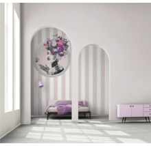 Slaapkamer met bed, dressoir en muurschildering in een lijst