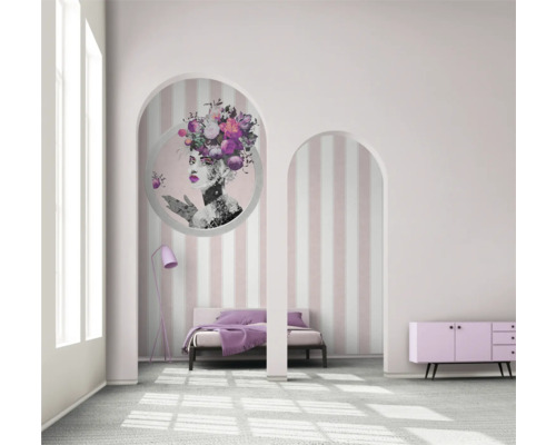 Slaapkamer met bed, dressoir en muurschildering in een lijst