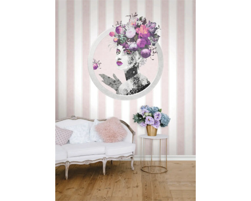 Decoratieve woonkamer met gestreept behang, bank en bloemenfoto