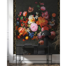 Woonkamer met bloemenbehang, console, lamp en stapel boeken